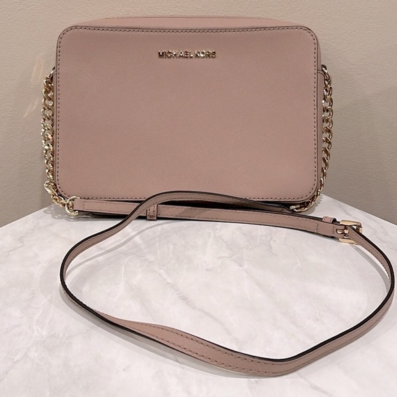 🔥Michael Kors Pink Crossbody Bag with Gold Hardware🔥 - Picture 1 of 10